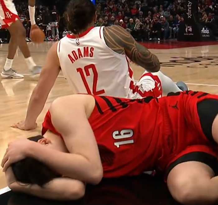 杨瀚森太拼！飞扑抢球滑倒，被250斤壮汉狠狠坐头！谁还黑他懒洋洋？