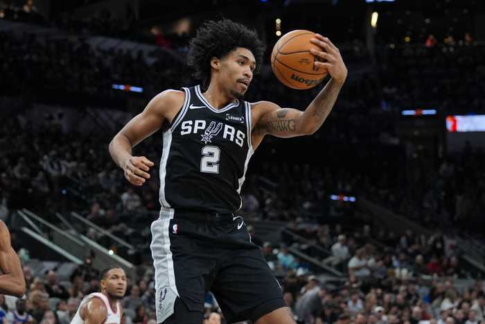 张佳玮：怀特给马刺晚辈们上课 卡斯尔和哈珀好好向冠军学长学习