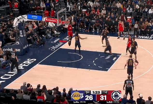 哈登超远距离助飞科林斯空接暴扣，哈登首节已经送出7次助攻