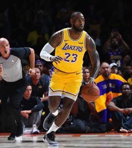 詹姆斯几乎是完美球员，没有任何缺点，唯一的缺点就是生涯换队