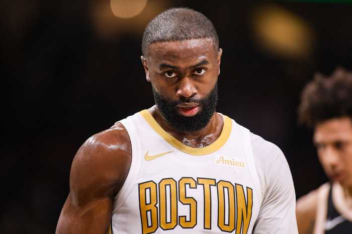 把奥孔武两颗牙肘掉！杰伦·布朗：我不是故意的 希望他早点康复