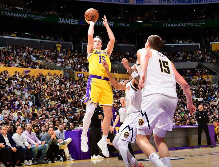 全美热搜第一！里夫斯2罚1中+反弹绝平：轰32+7+6救赎两致命失误