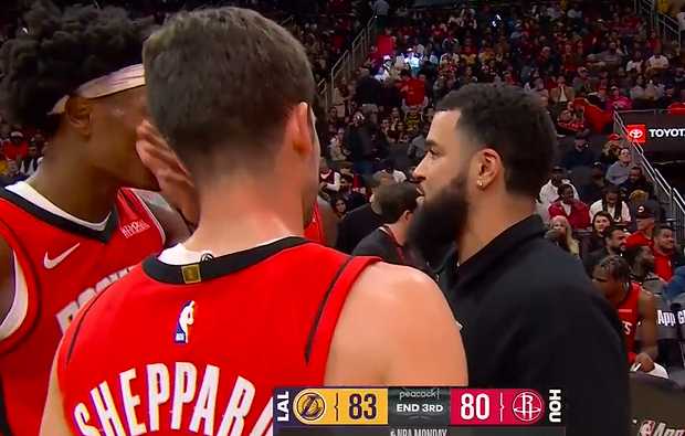 失误如麻！范弗利特三节节间面授阿门和谢泼德运球事宜