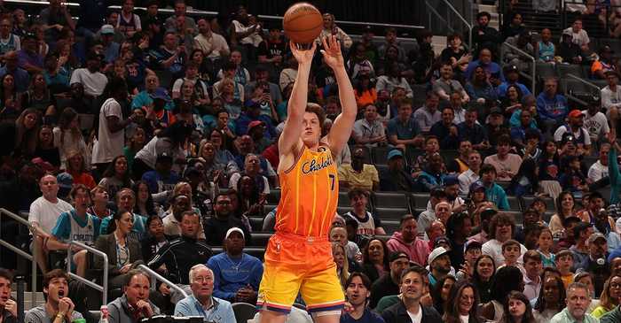 克努佩尔成NBA历史最年轻的单赛季至少命中250记三分的球员